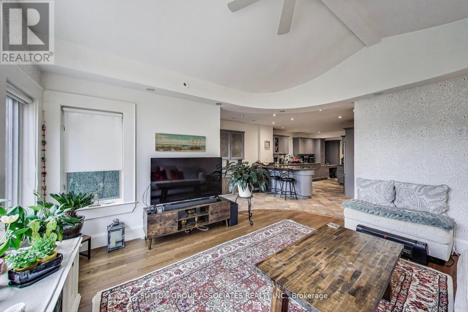 202 Forest Hill Road, Toronto, ON - Indoor Photo Showing Living Room