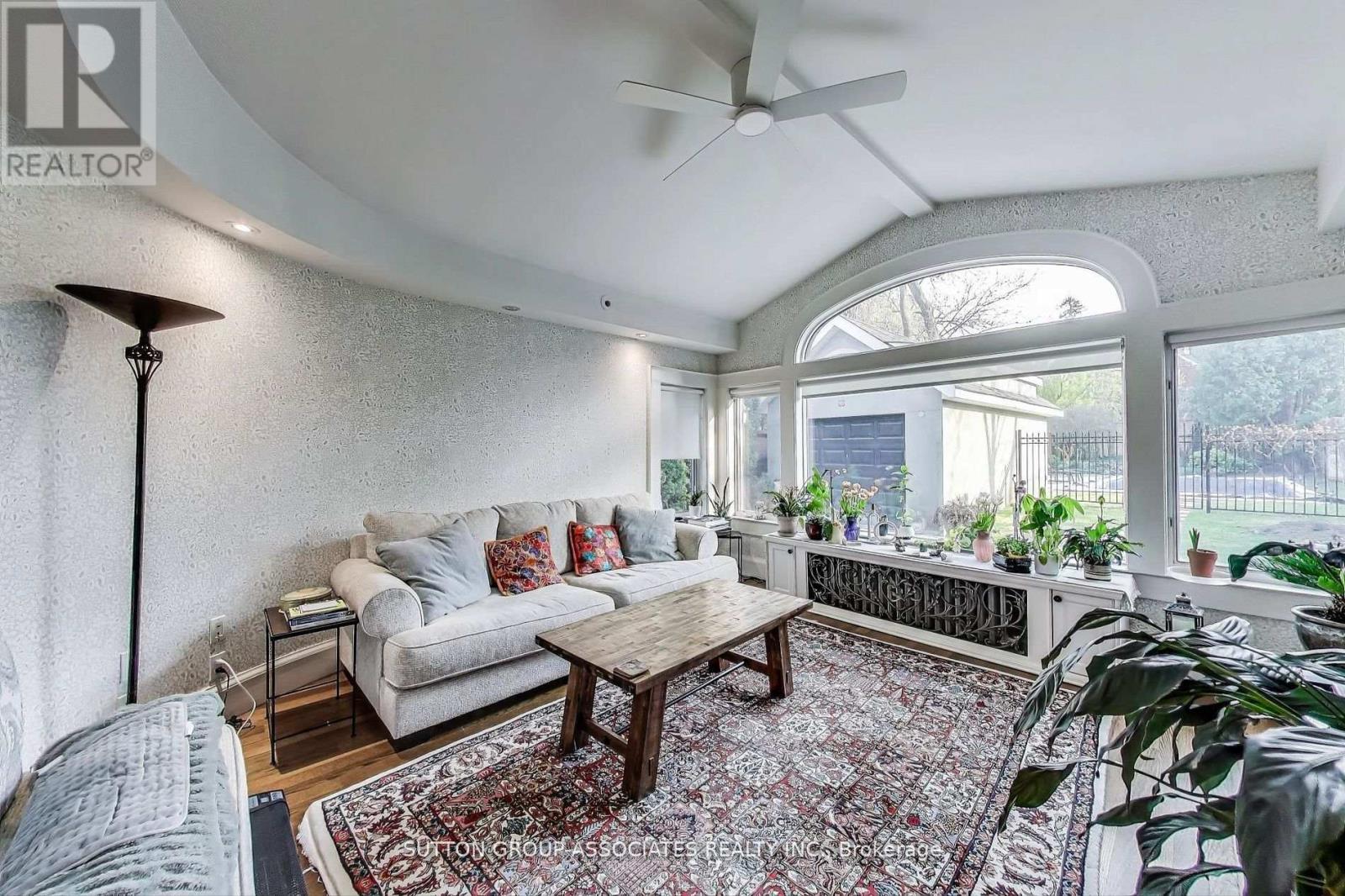 202 Forest Hill Road, Toronto, ON - Indoor Photo Showing Living Room