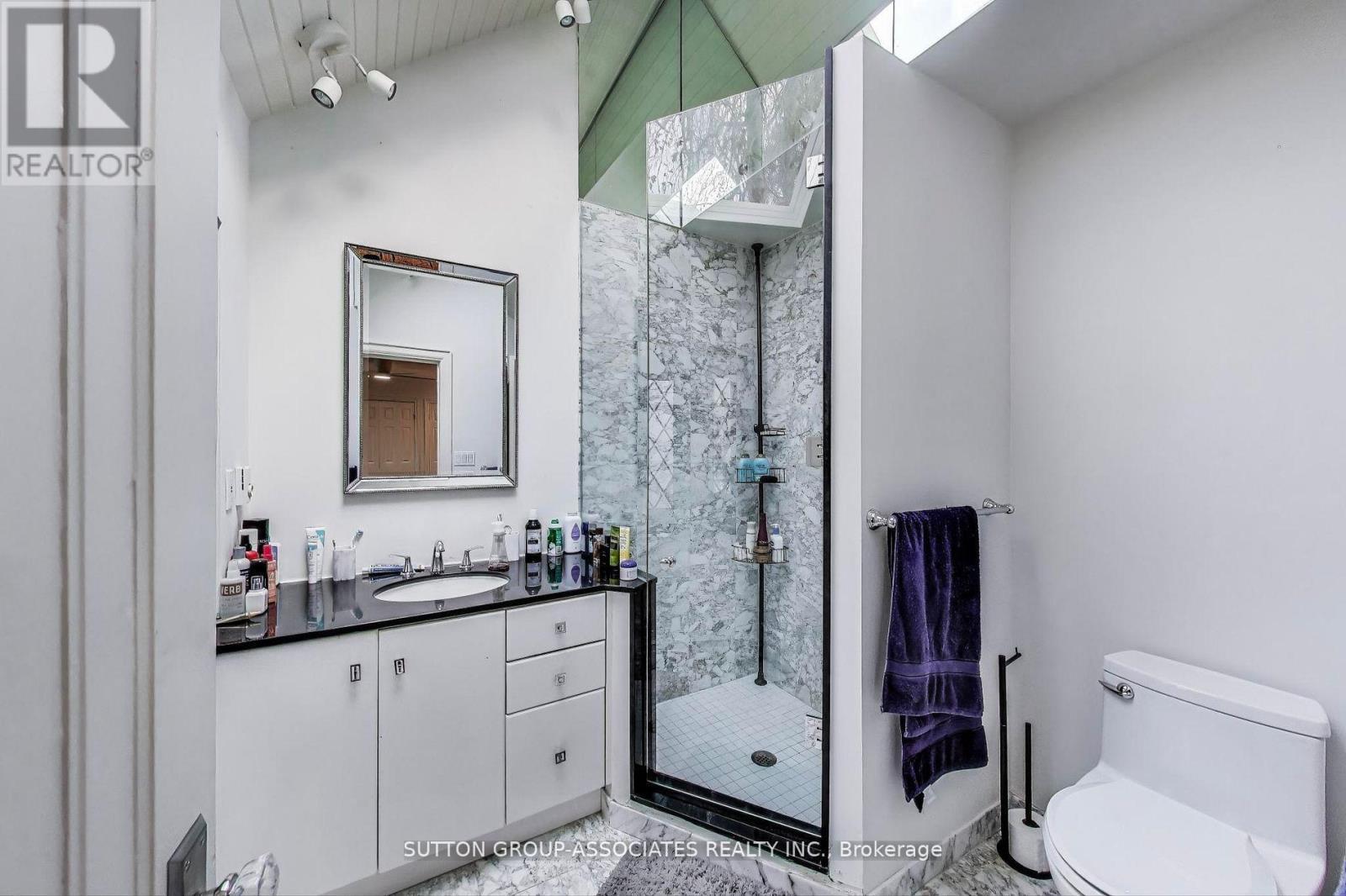 202 Forest Hill Road, Toronto, ON - Indoor Photo Showing Bathroom