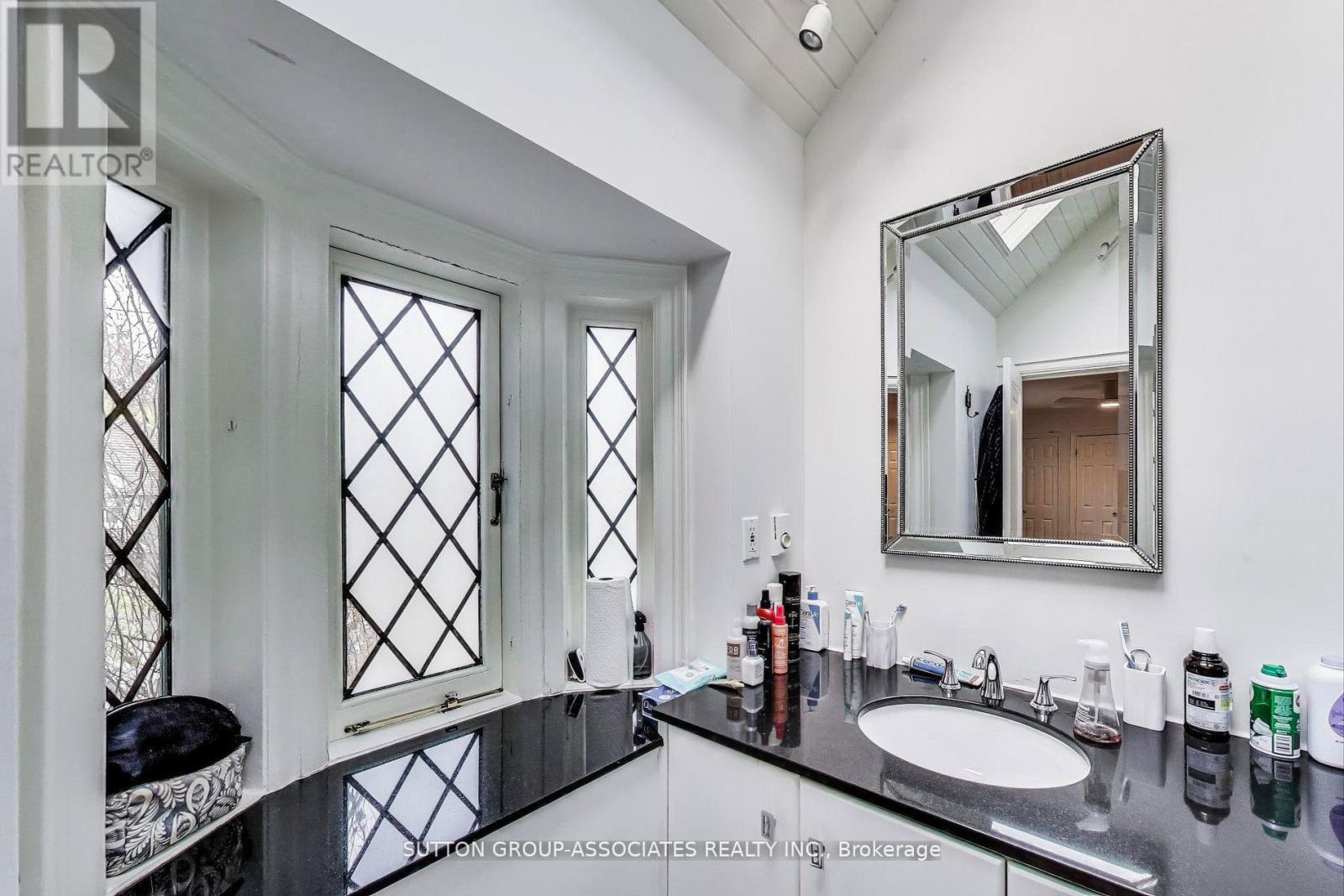 202 Forest Hill Road, Toronto, ON - Indoor Photo Showing Bathroom