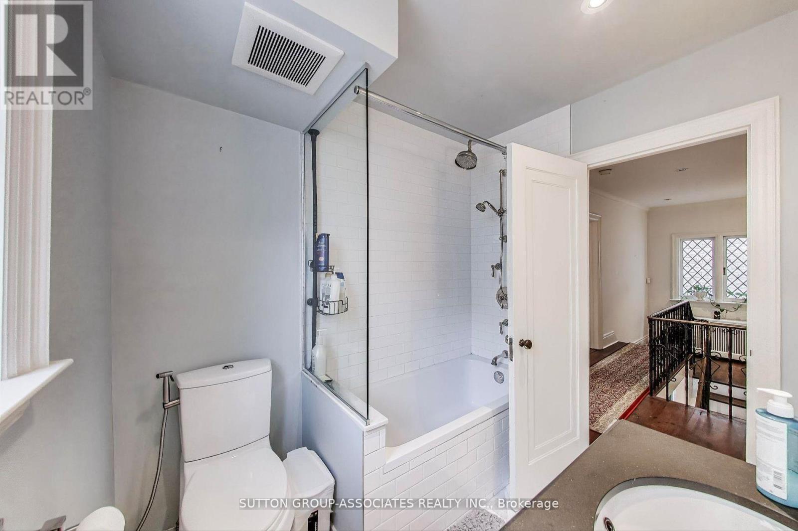202 Forest Hill Road, Toronto, ON - Indoor Photo Showing Bathroom