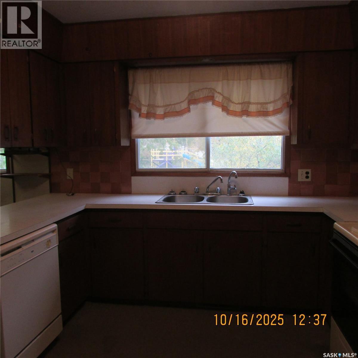 406 Chickney Avenue, Lemberg, SK - Indoor Photo Showing Kitchen With Double Sink