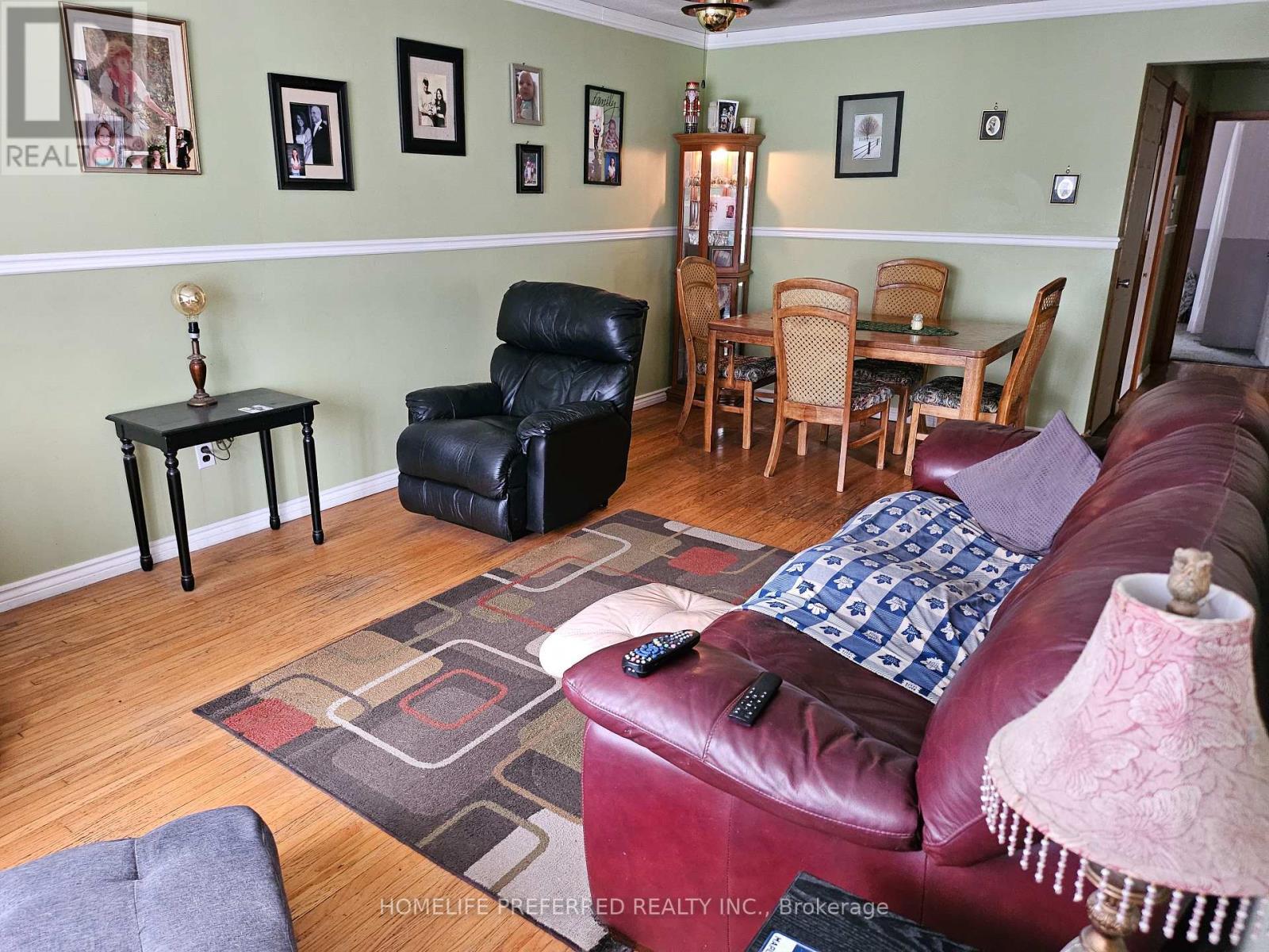 17B Beechwood Drive, Peterborough (Monaghan Ward 2), ON - Indoor Photo Showing Living Room
