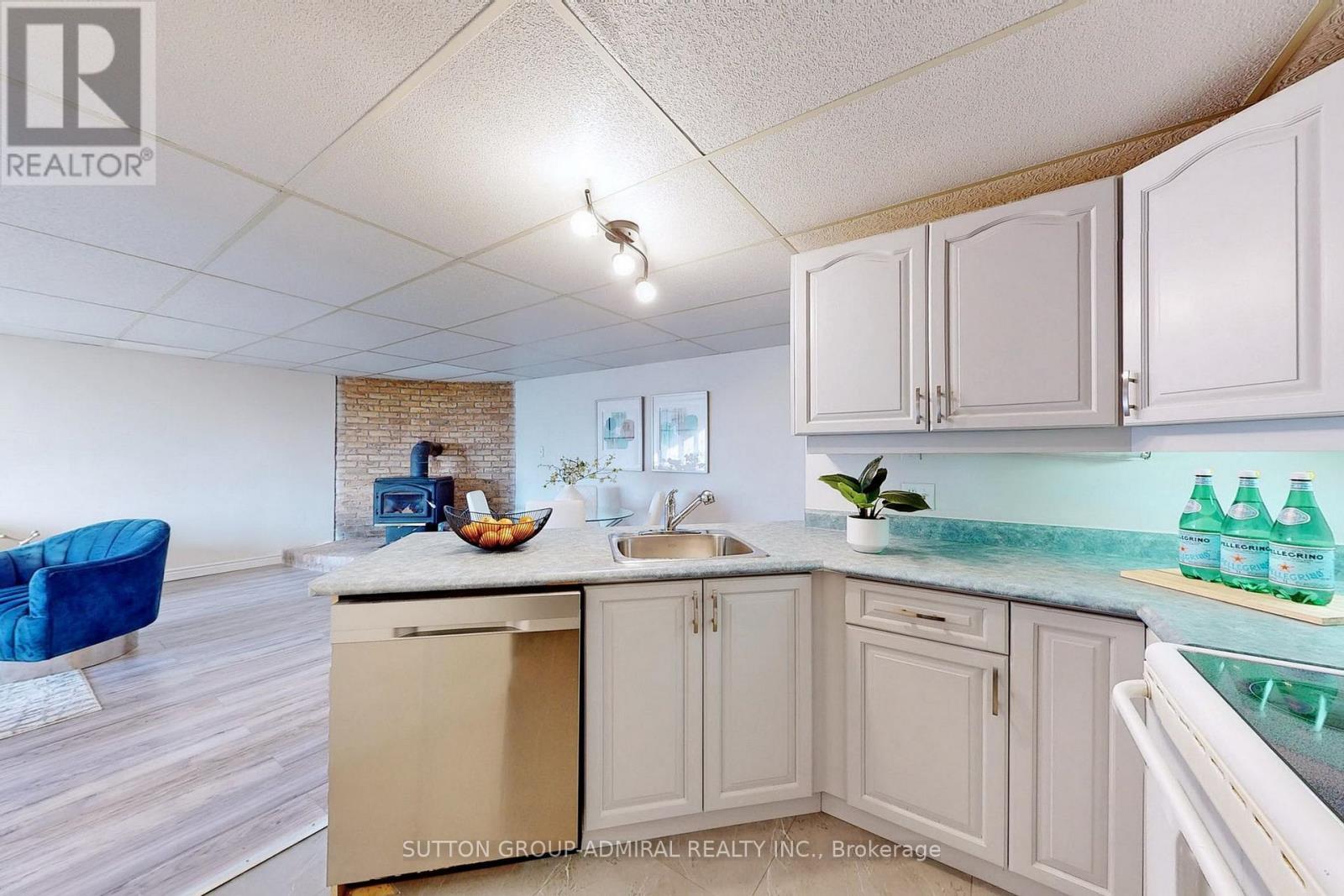 Main - 2238 4Th Line, Innisfil, ON - Indoor Photo Showing Kitchen