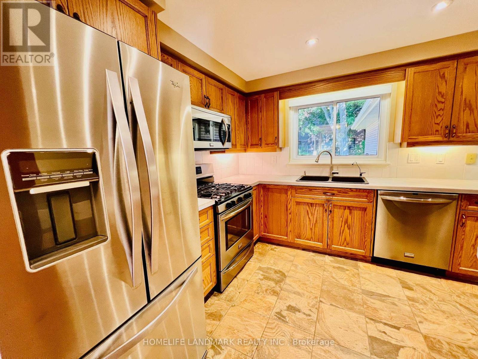 74 Devins Drive, Aurora, ON - Indoor Photo Showing Kitchen With Stainless Steel Kitchen