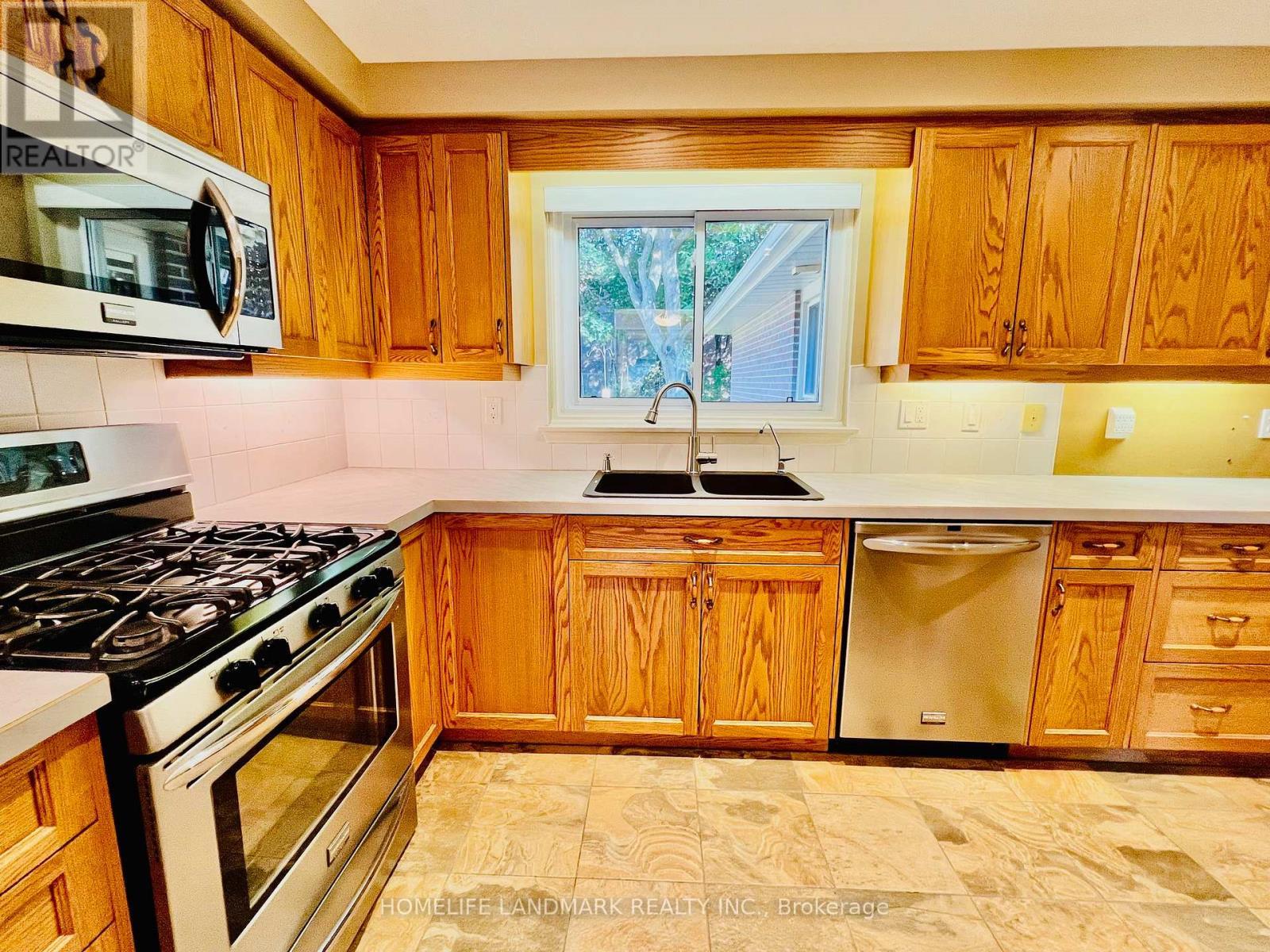74 Devins Drive, Aurora, ON - Indoor Photo Showing Kitchen