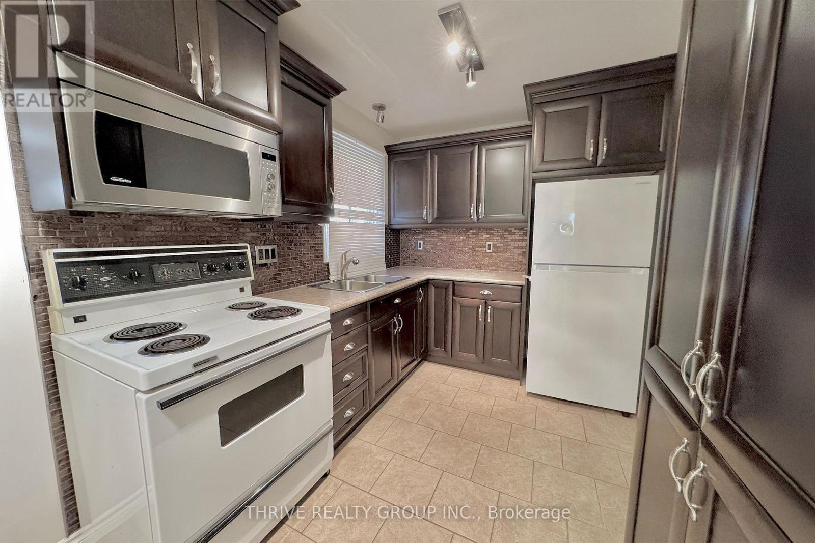 31 Danielle Crescent, London East (East P), ON - Indoor Photo Showing Kitchen With Double Sink