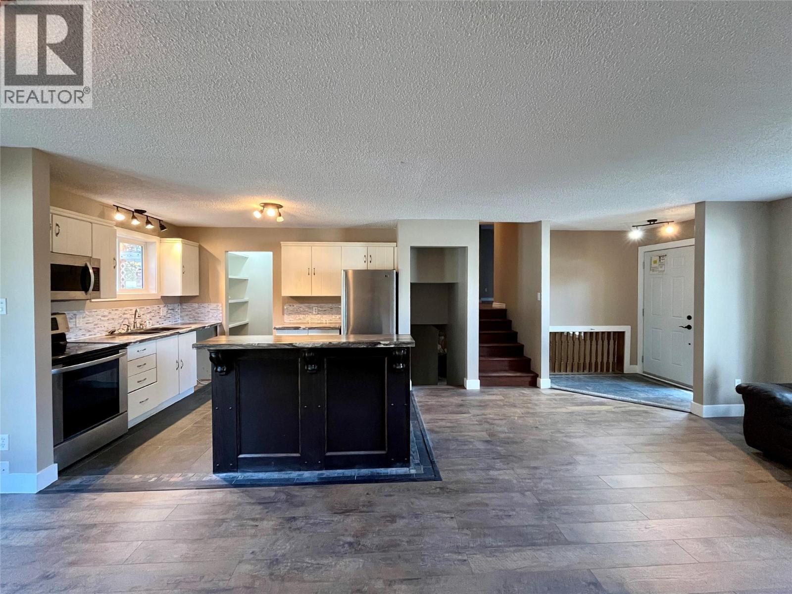 148 Gwillim Crescent, Tumbler Ridge, BC - Indoor Photo Showing Kitchen