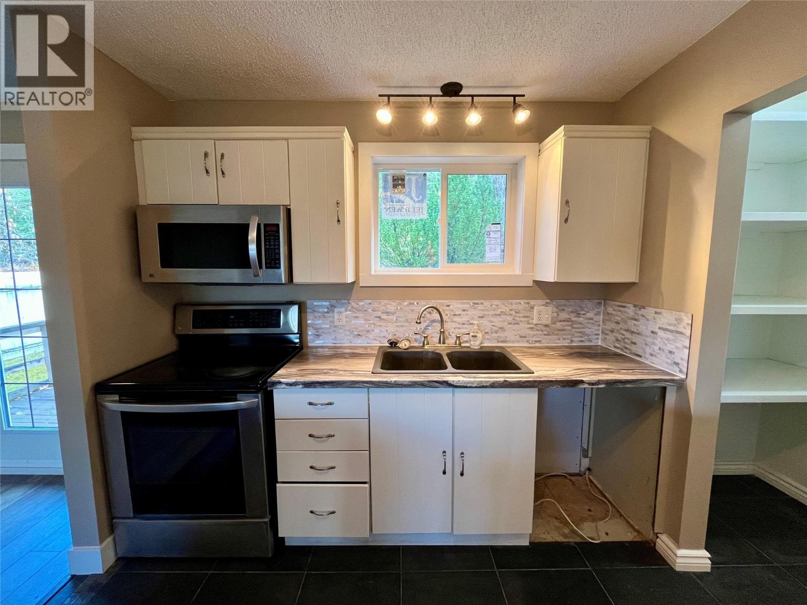 148 Gwillim Crescent, Tumbler Ridge, BC - Indoor Photo Showing Kitchen With Double Sink