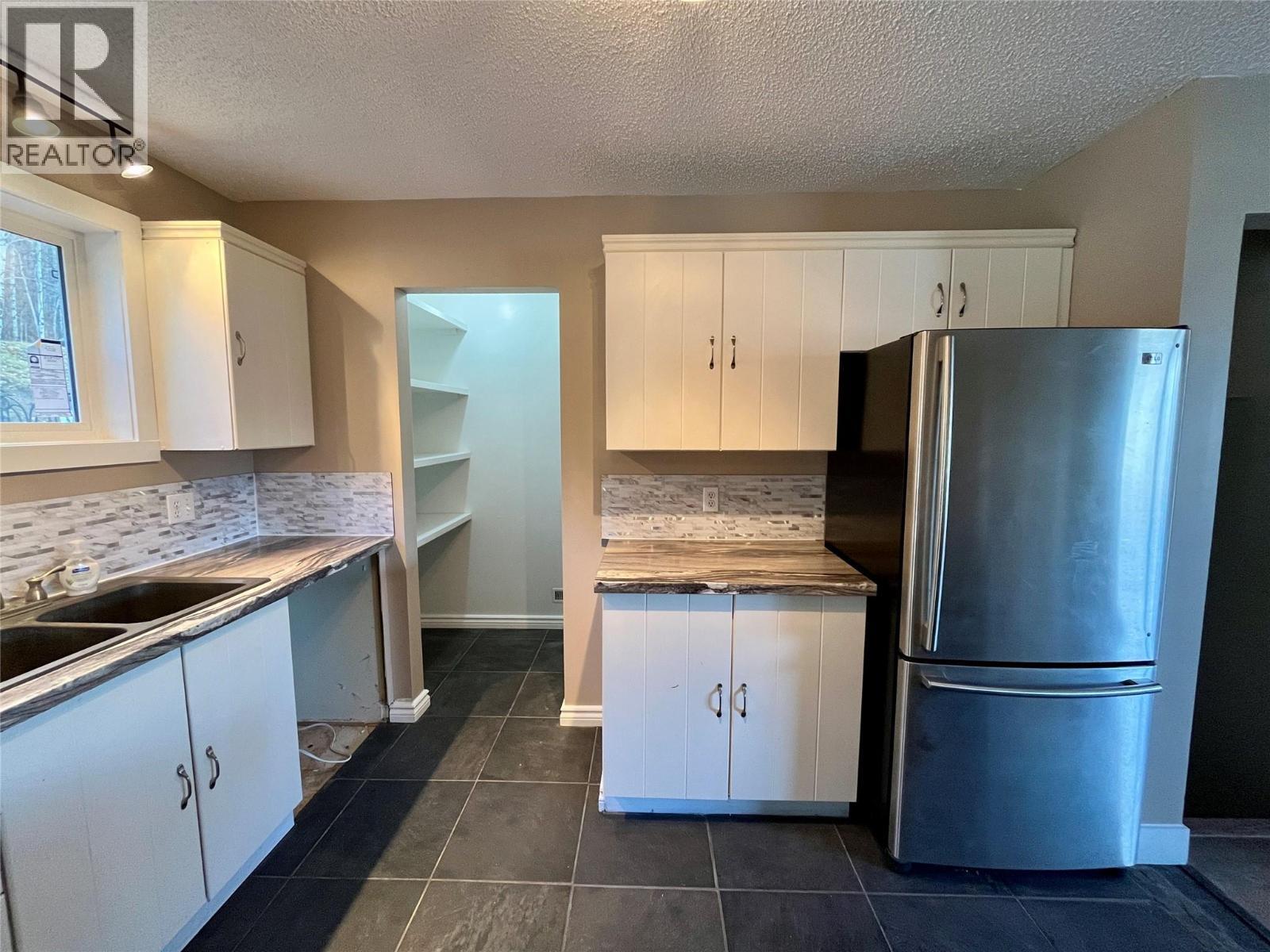 148 Gwillim Crescent, Tumbler Ridge, BC - Indoor Photo Showing Kitchen