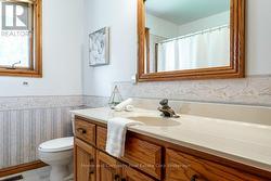 Bathroom / 4 Piece -