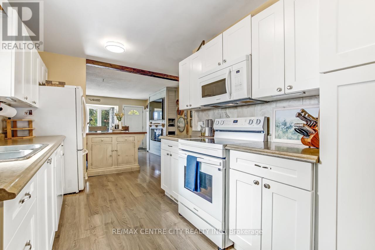 A - 263 Frances Street, Central Elgin (Port Stanley), ON - Indoor Photo Showing Kitchen With Double Sink
