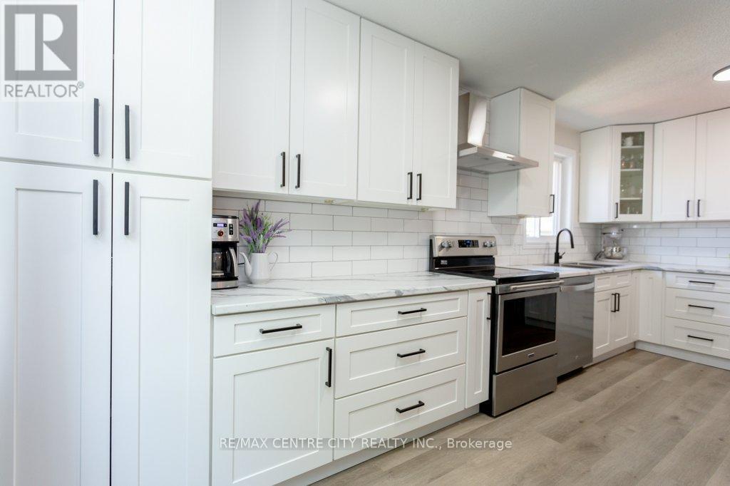 55 Melanie Drive E, Aylmer, ON - Indoor Photo Showing Kitchen With Upgraded Kitchen