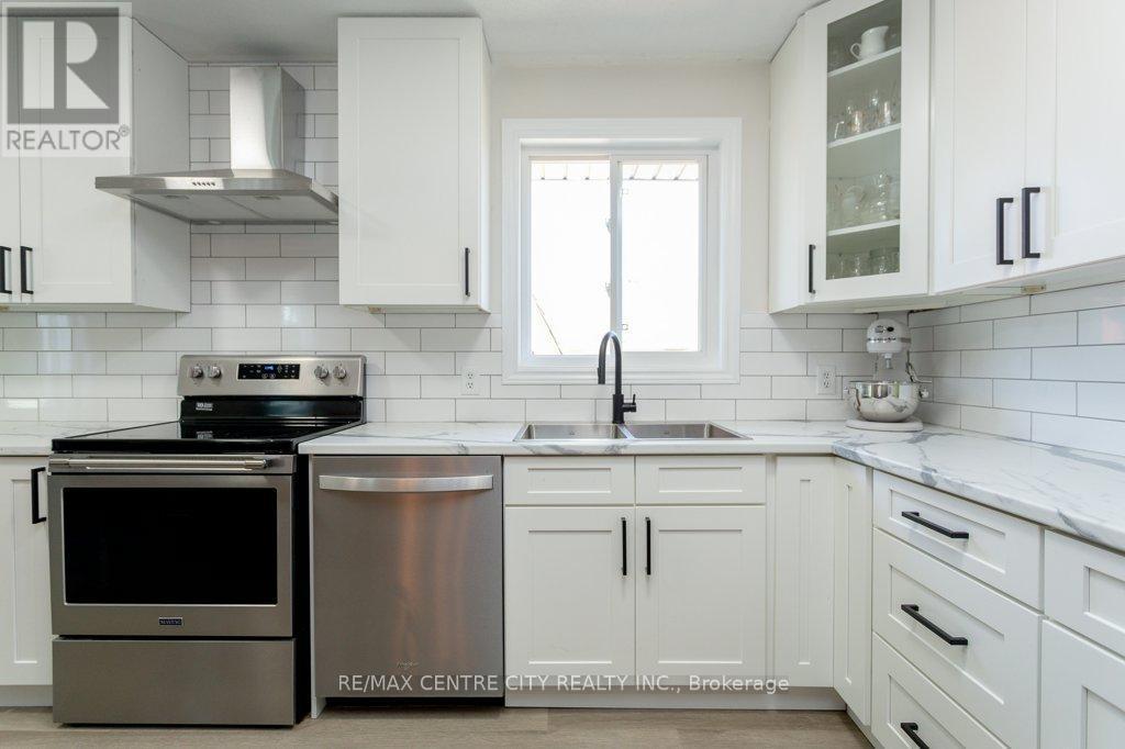 55 Melanie Drive E, Aylmer, ON - Indoor Photo Showing Kitchen With Double Sink With Upgraded Kitchen