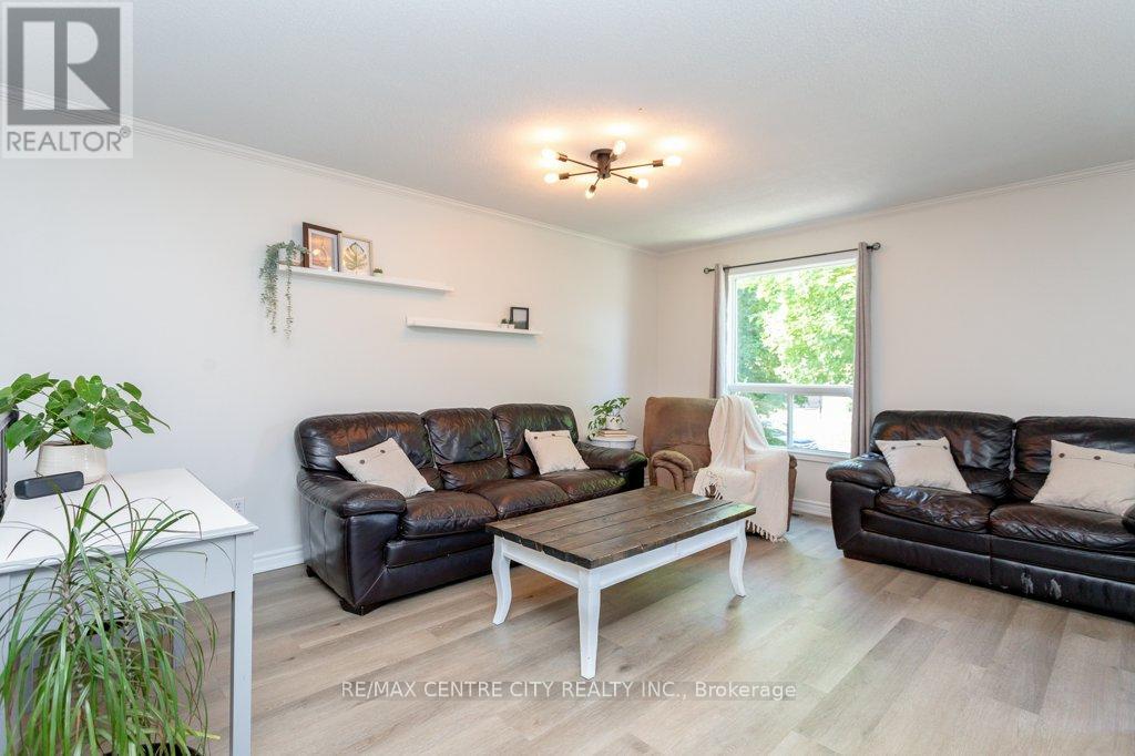 55 Melanie Drive E, Aylmer, ON - Indoor Photo Showing Living Room