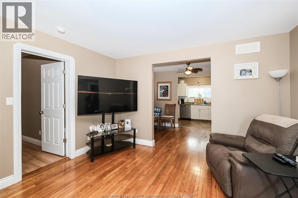 1617 Mark Avenue, Windsor, ON - Indoor Photo Showing Living Room