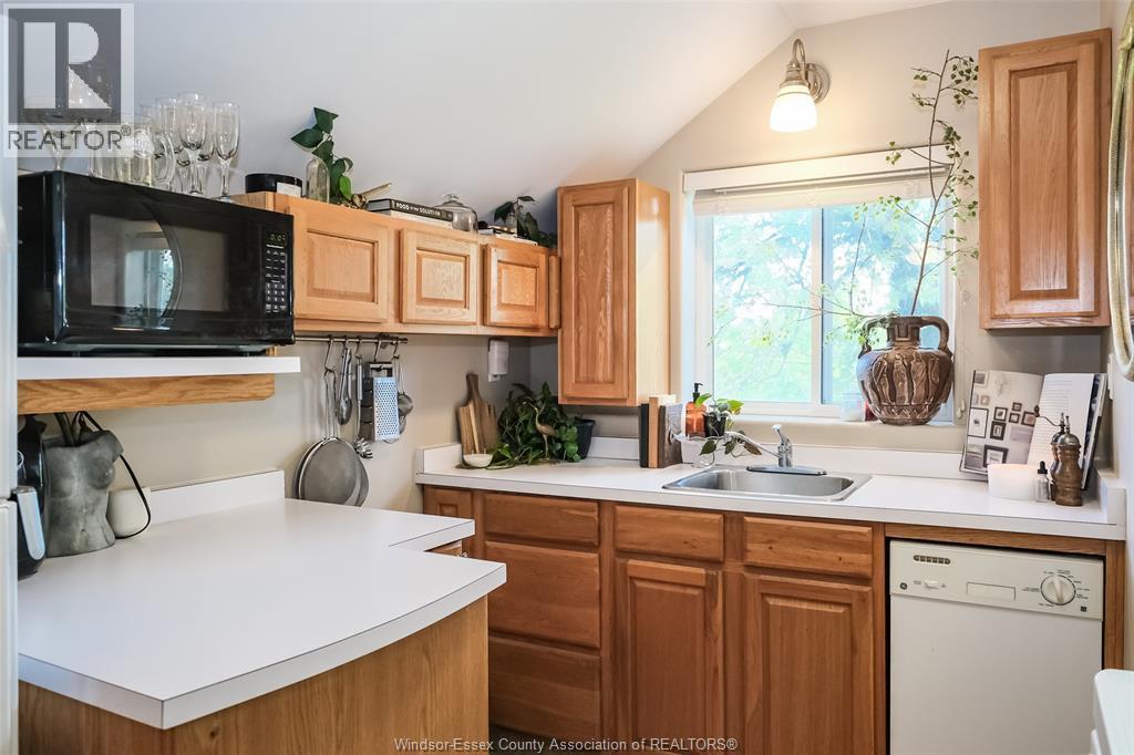 1617 Mark Avenue, Windsor, ON - Indoor Photo Showing Kitchen
