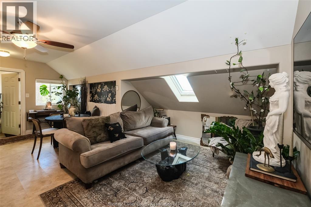 1617 Mark Avenue, Windsor, ON - Indoor Photo Showing Living Room