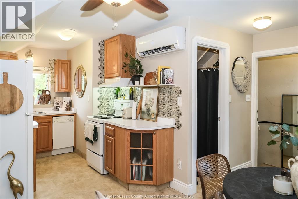 1617 Mark Avenue, Windsor, ON - Indoor Photo Showing Kitchen