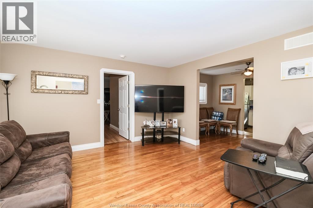 1617 Mark Avenue, Windsor, ON - Indoor Photo Showing Living Room
