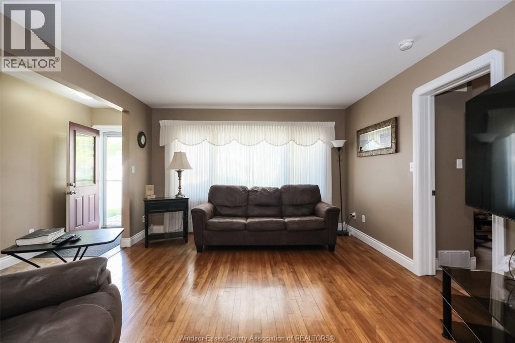 1617 Mark Avenue, Windsor, ON - Indoor Photo Showing Living Room