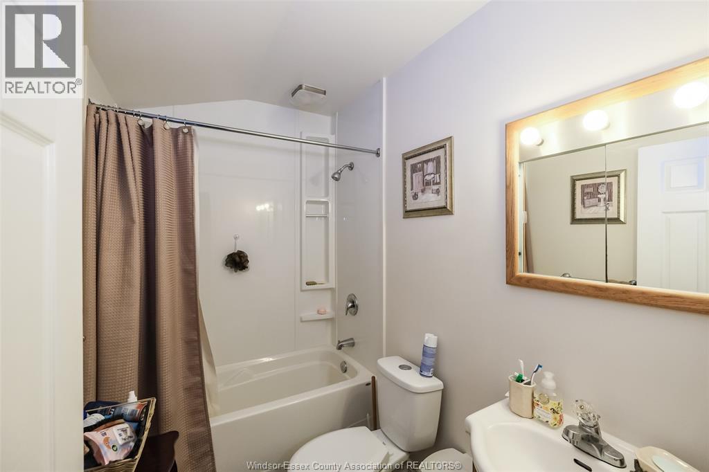1617 Mark Avenue, Windsor, ON - Indoor Photo Showing Bathroom