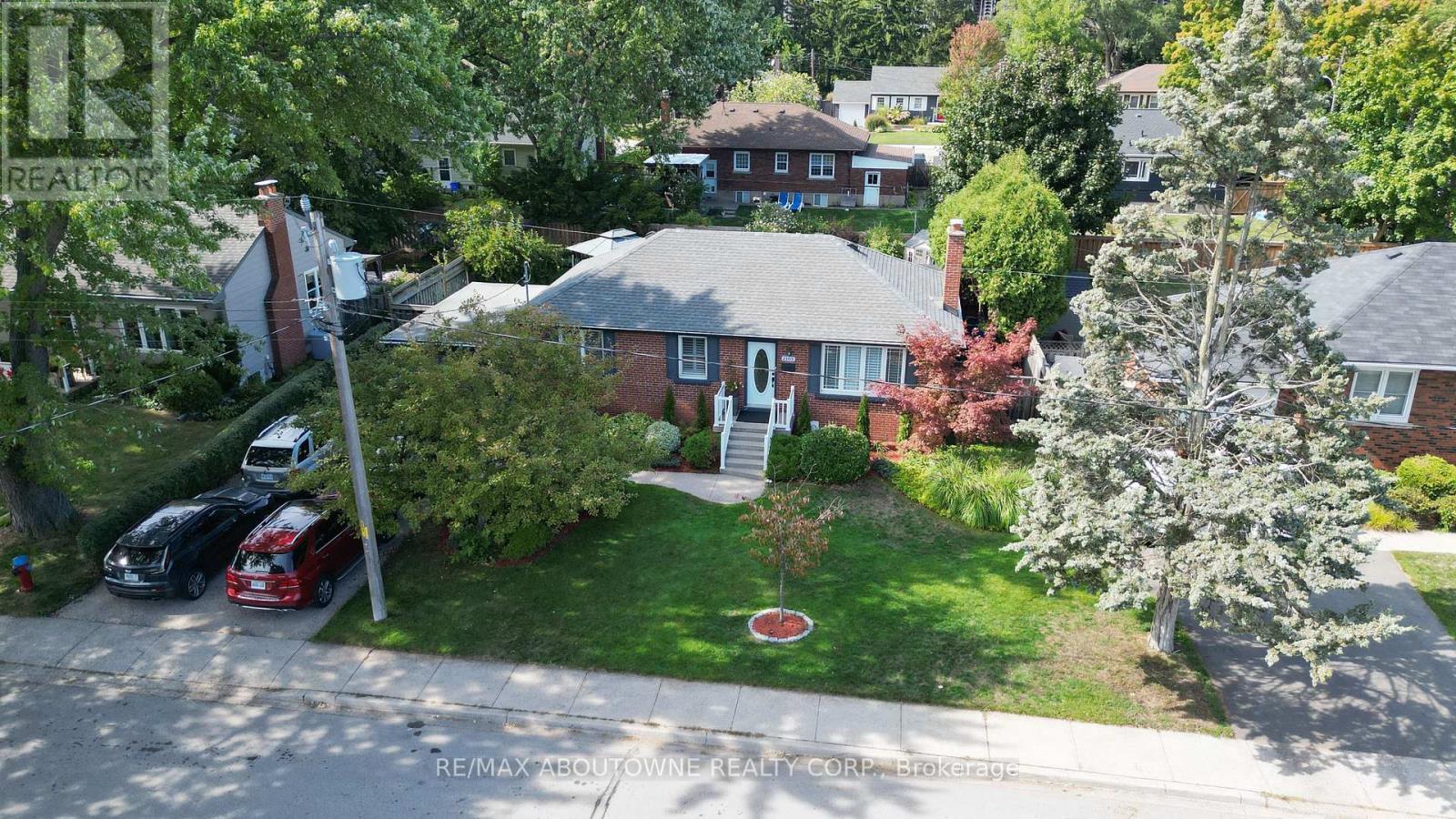 2105 Maplewood Drive, Burlington, ON - Outdoor