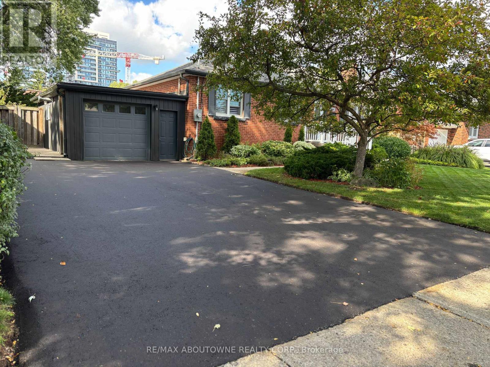 2105 Maplewood Drive, Burlington, ON - Outdoor