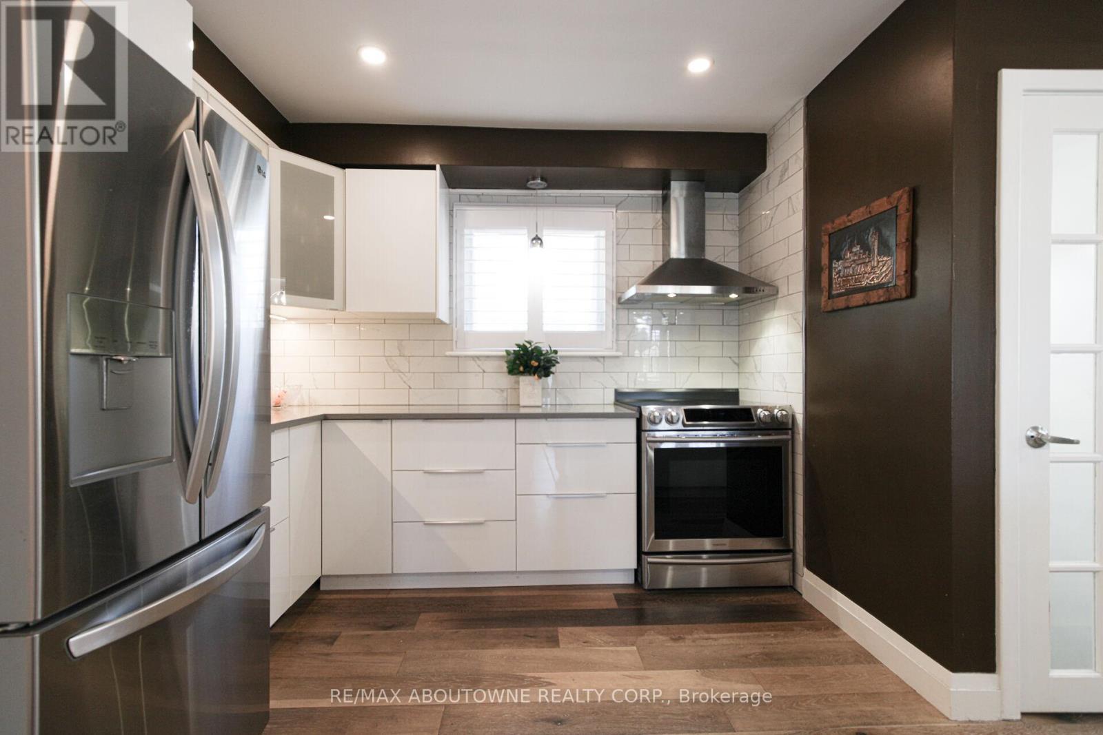 2105 Maplewood Drive, Burlington, ON - Indoor Photo Showing Kitchen