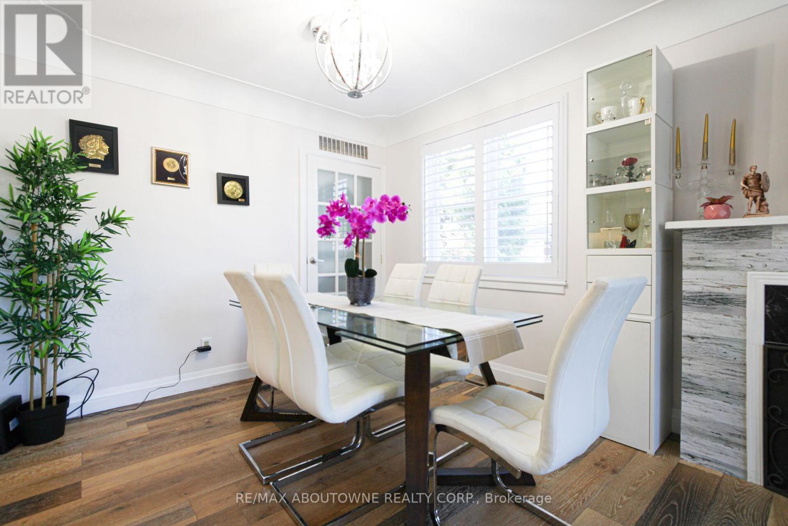 2105 Maplewood Drive, Burlington, ON - Indoor Photo Showing Dining Room