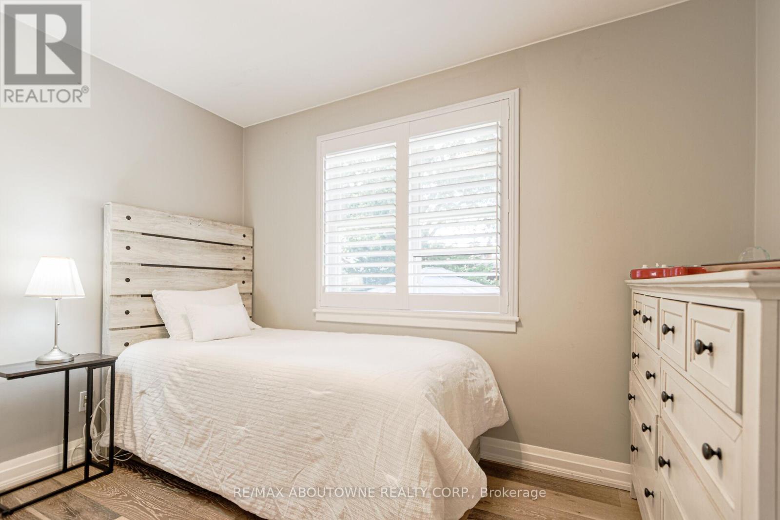2105 Maplewood Drive, Burlington, ON - Indoor Photo Showing Bedroom