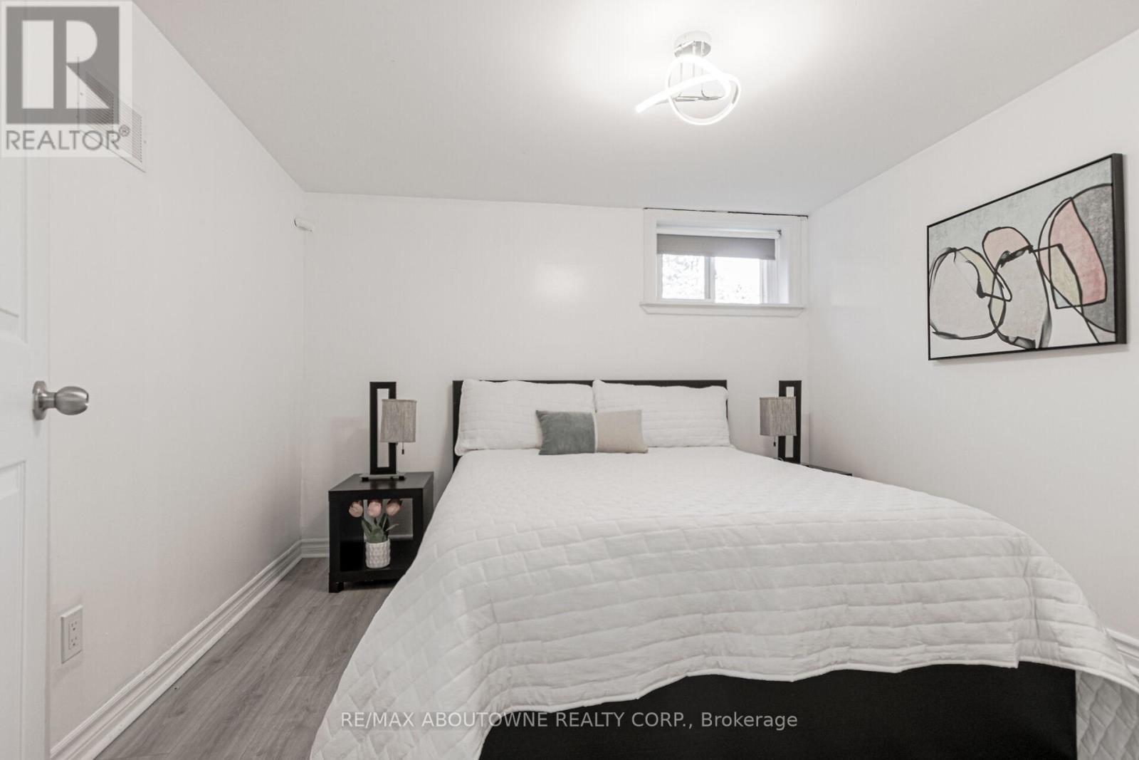 2105 Maplewood Drive, Burlington, ON - Indoor Photo Showing Bedroom