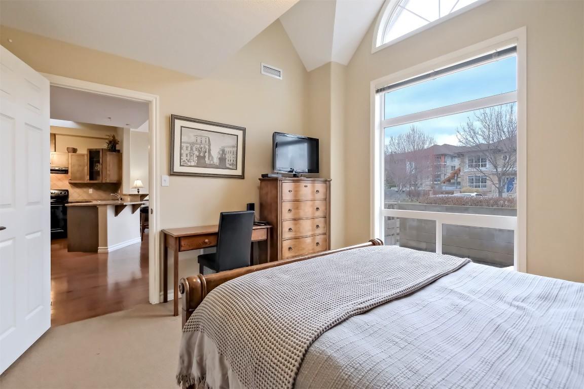 101-1128 Sunset Drive, Kelowna, BC - Indoor Photo Showing Bedroom