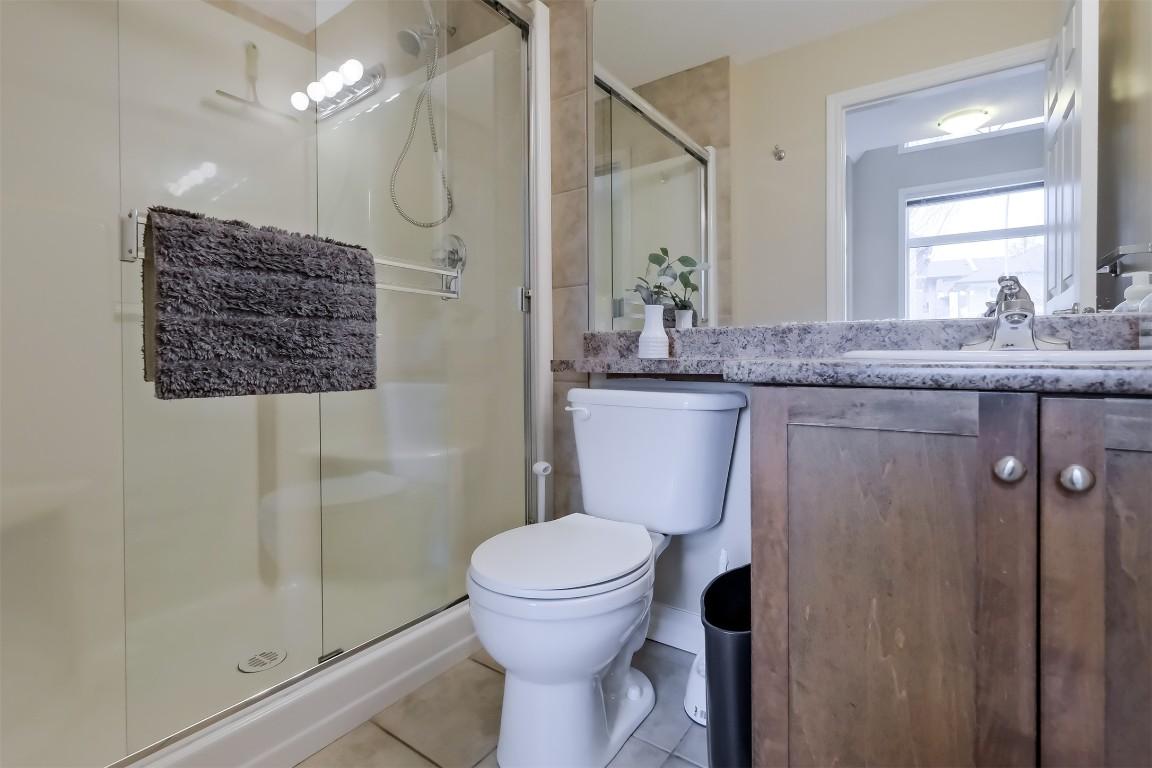 101-1128 Sunset Drive, Kelowna, BC - Indoor Photo Showing Bathroom