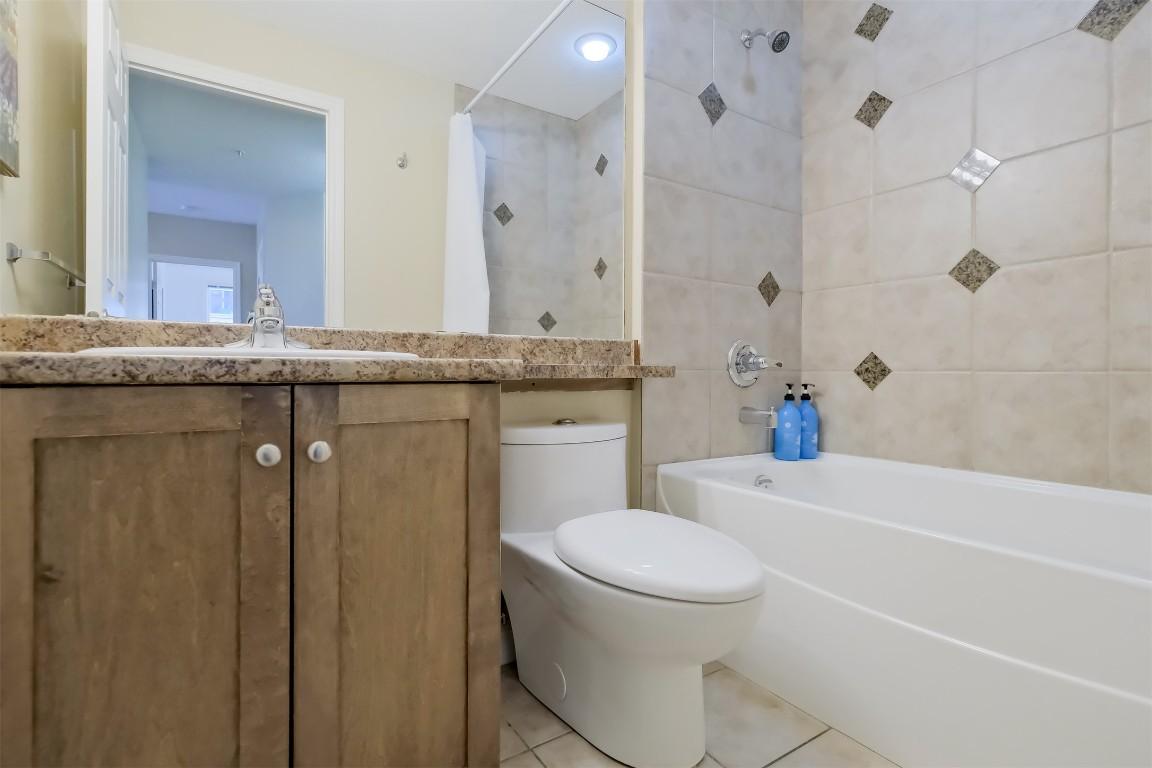 101-1128 Sunset Drive, Kelowna, BC - Indoor Photo Showing Bathroom