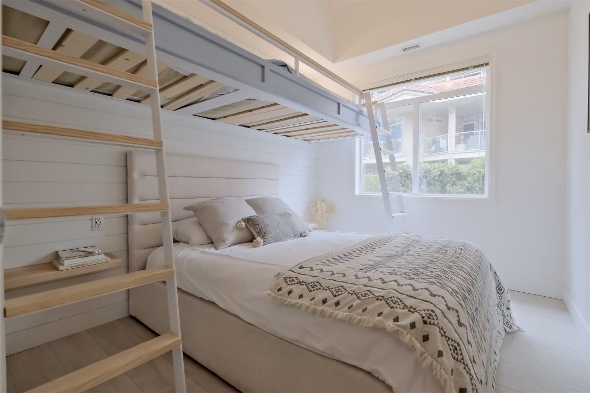 101-1128 Sunset Drive, Kelowna, BC - Indoor Photo Showing Bedroom