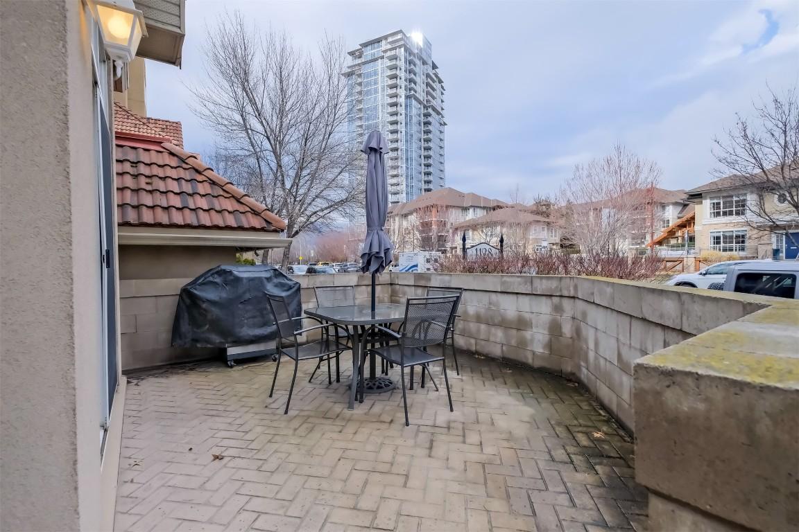 101-1128 Sunset Drive, Kelowna, BC - Outdoor