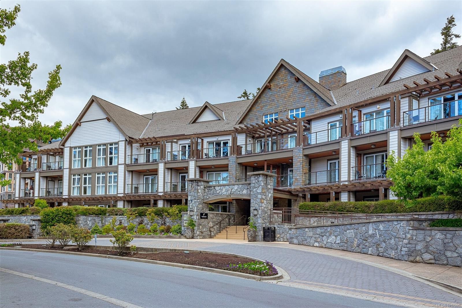 113/115 D-1376 Lynburne Pl, Langford, BC - Outdoor With Facade