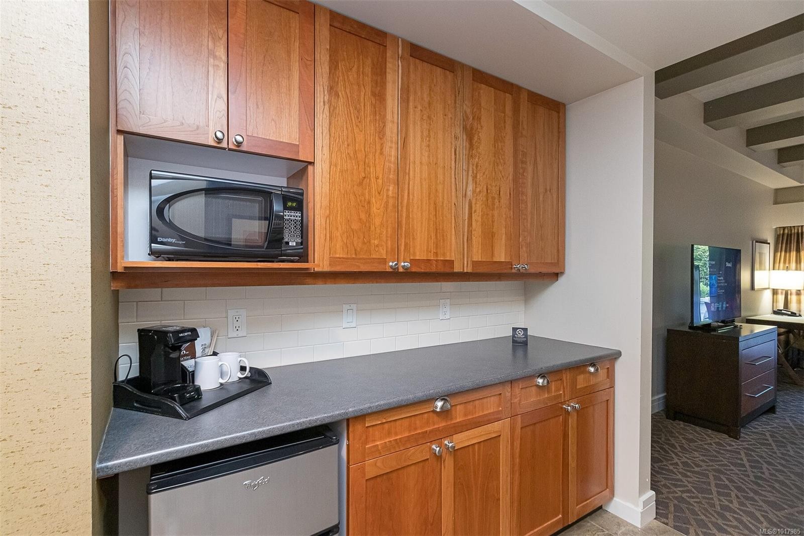 113/115 D-1376 Lynburne Pl, Langford, BC - Indoor Photo Showing Kitchen
