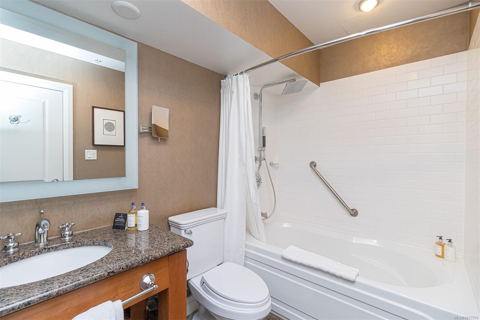 113/115 D-1376 Lynburne Pl, Langford, BC - Indoor Photo Showing Bathroom