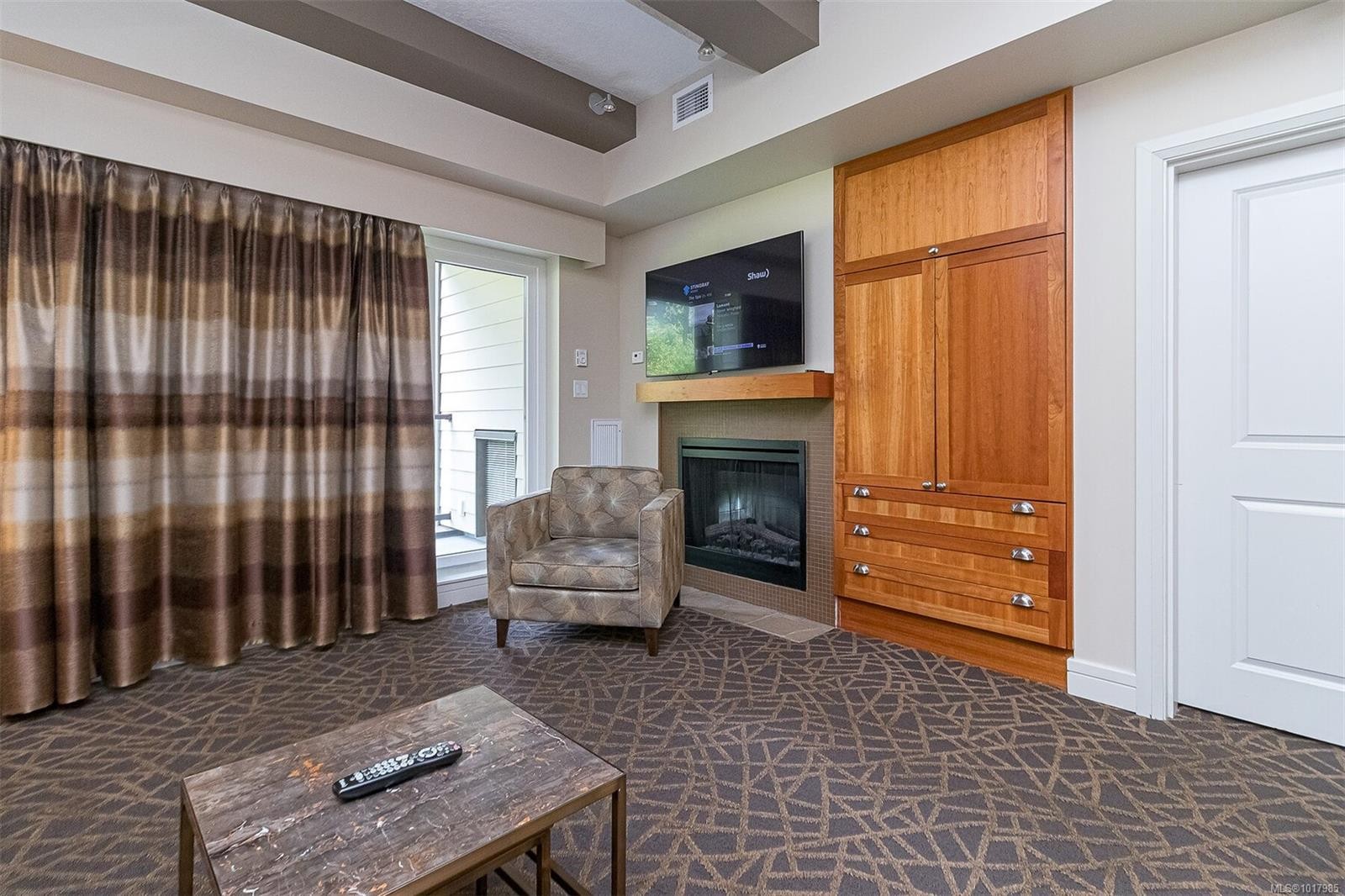 113/115 D-1376 Lynburne Pl, Langford, BC - Indoor With Fireplace