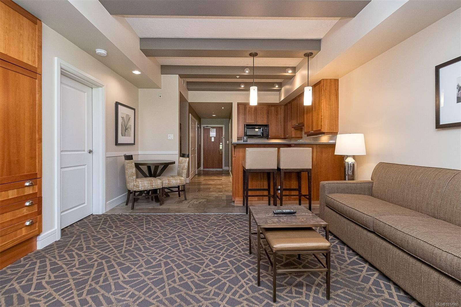 113/115 D-1376 Lynburne Pl, Langford, BC - Indoor Photo Showing Living Room