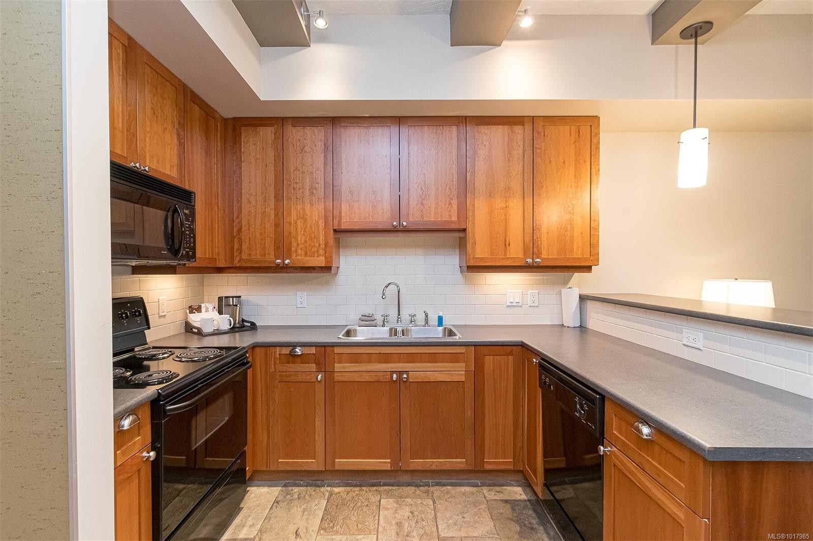 113/115 D-1376 Lynburne Pl, Langford, BC - Indoor Photo Showing Kitchen