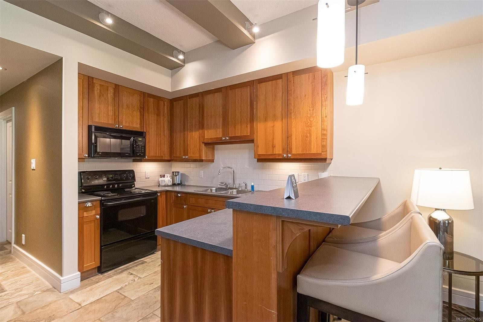 113/115 D-1376 Lynburne Pl, Langford, BC - Indoor Photo Showing Kitchen With Double Sink