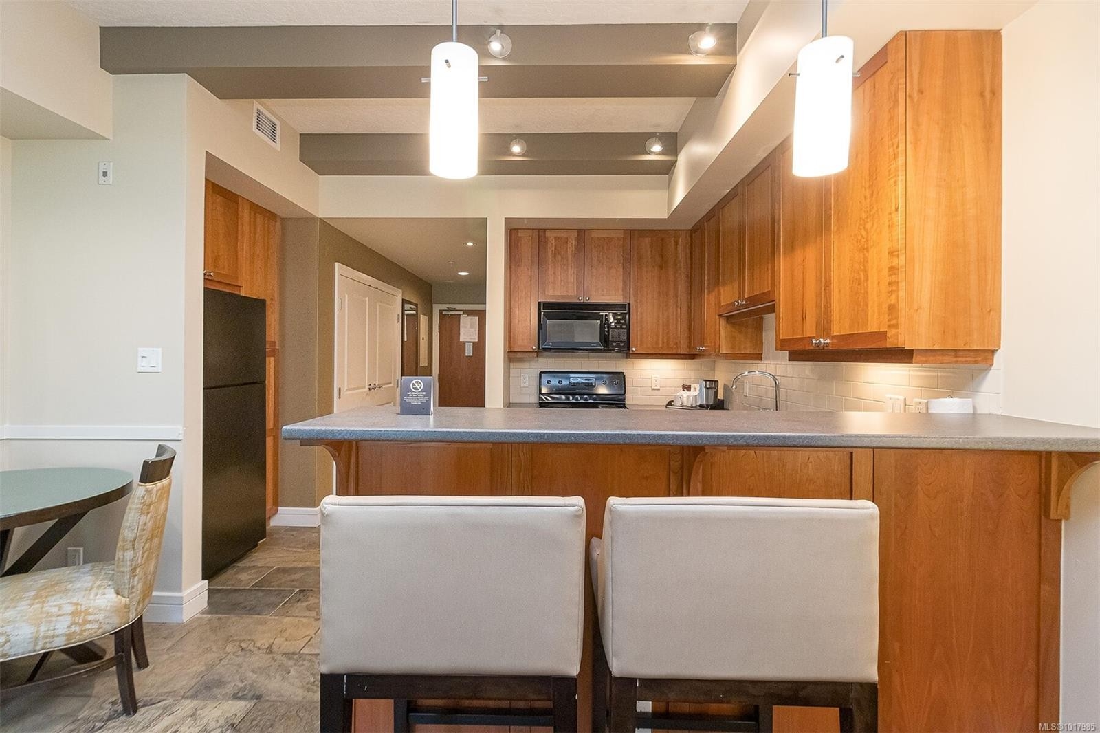 113/115 D-1376 Lynburne Pl, Langford, BC - Indoor Photo Showing Kitchen
