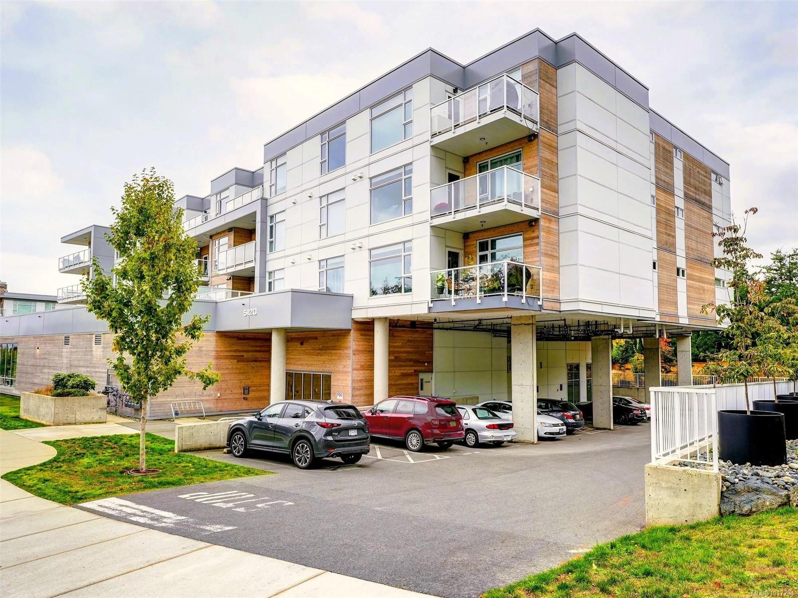 302-5120 Cordova Bay Rd, Saanich, BC - Outdoor