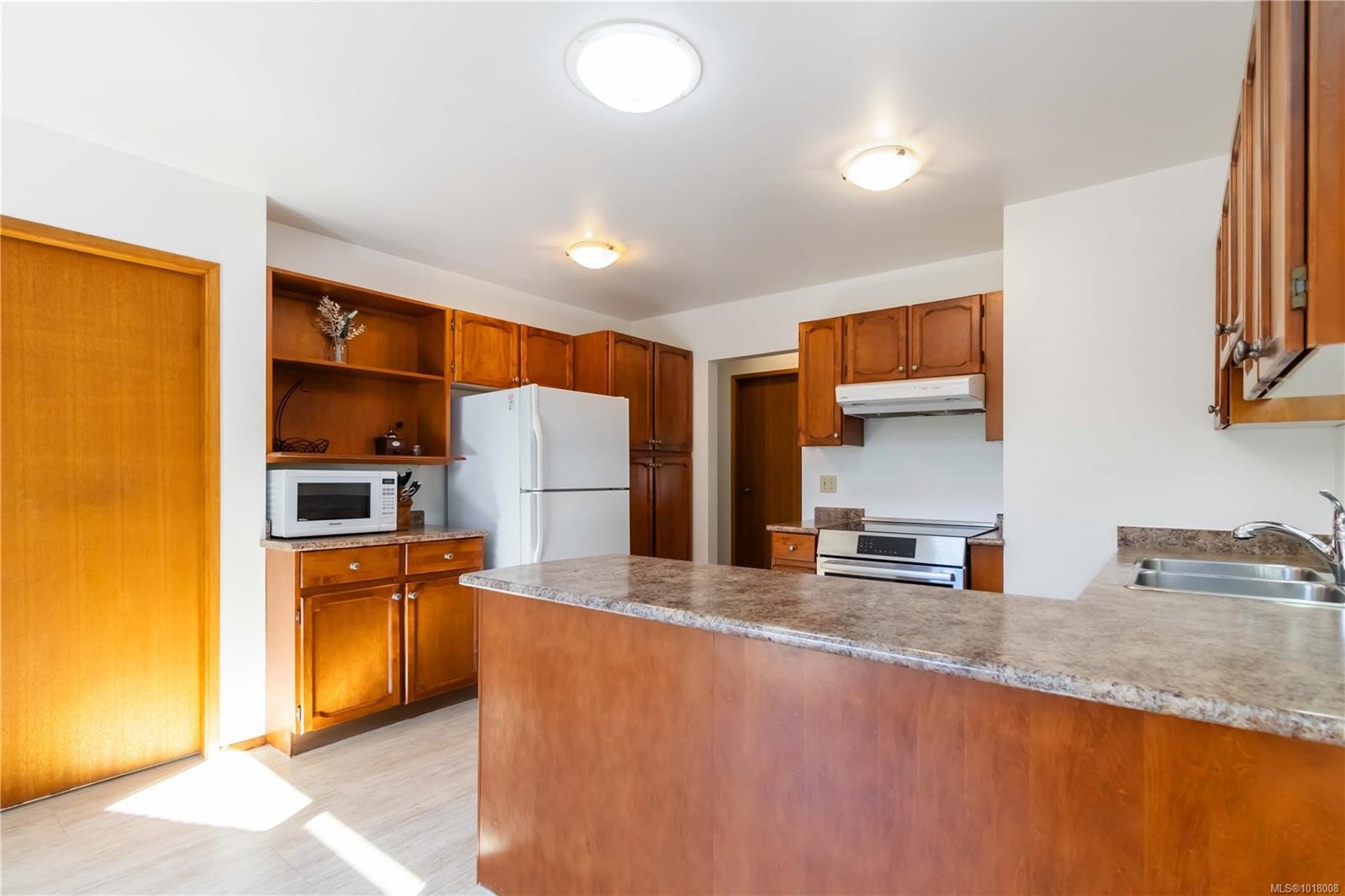 711 Miller Ave, Saanich, BC