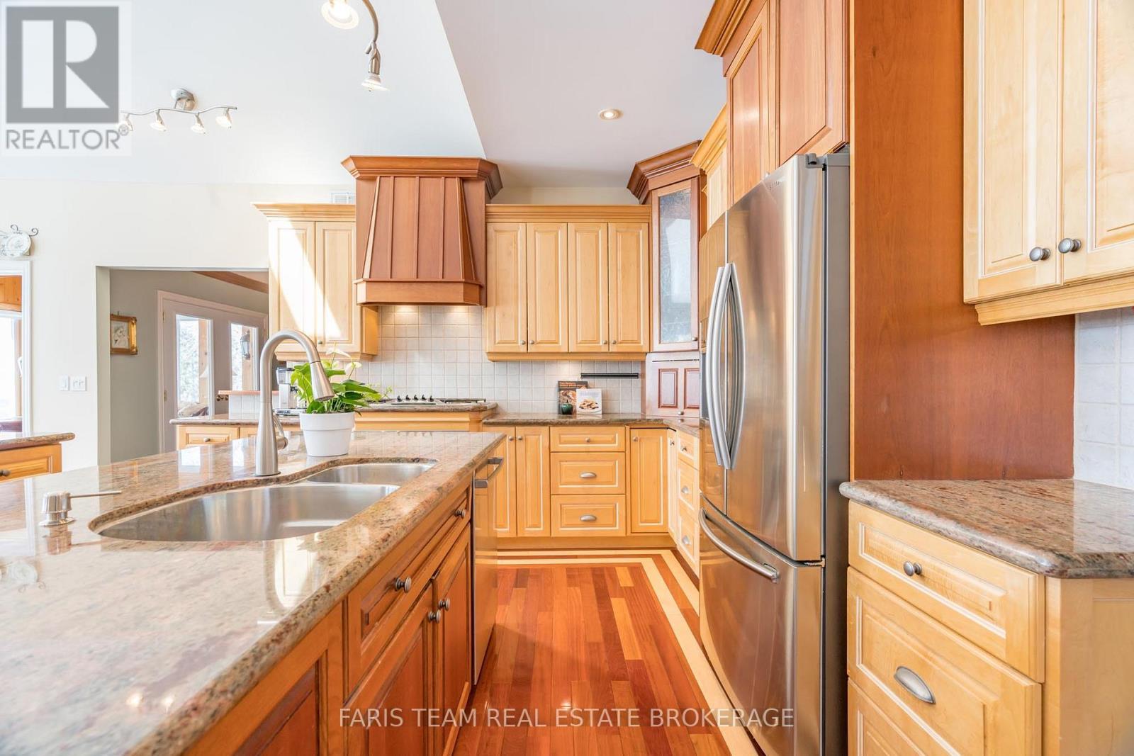 24 Finley Drive, Tiny, ON - Indoor Photo Showing Kitchen With Double Sink With Upgraded Kitchen