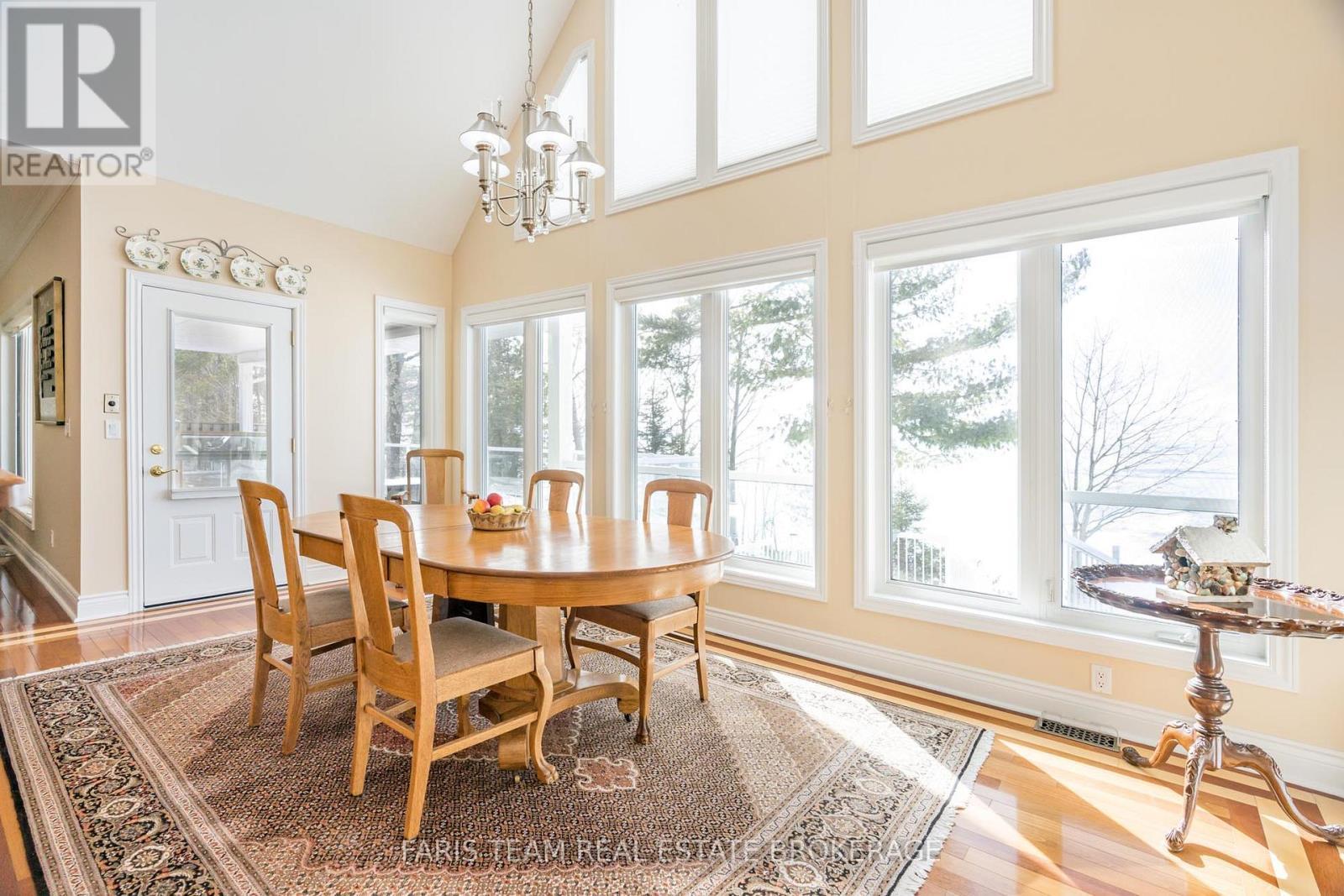 24 Finley Drive, Tiny, ON - Indoor Photo Showing Dining Room