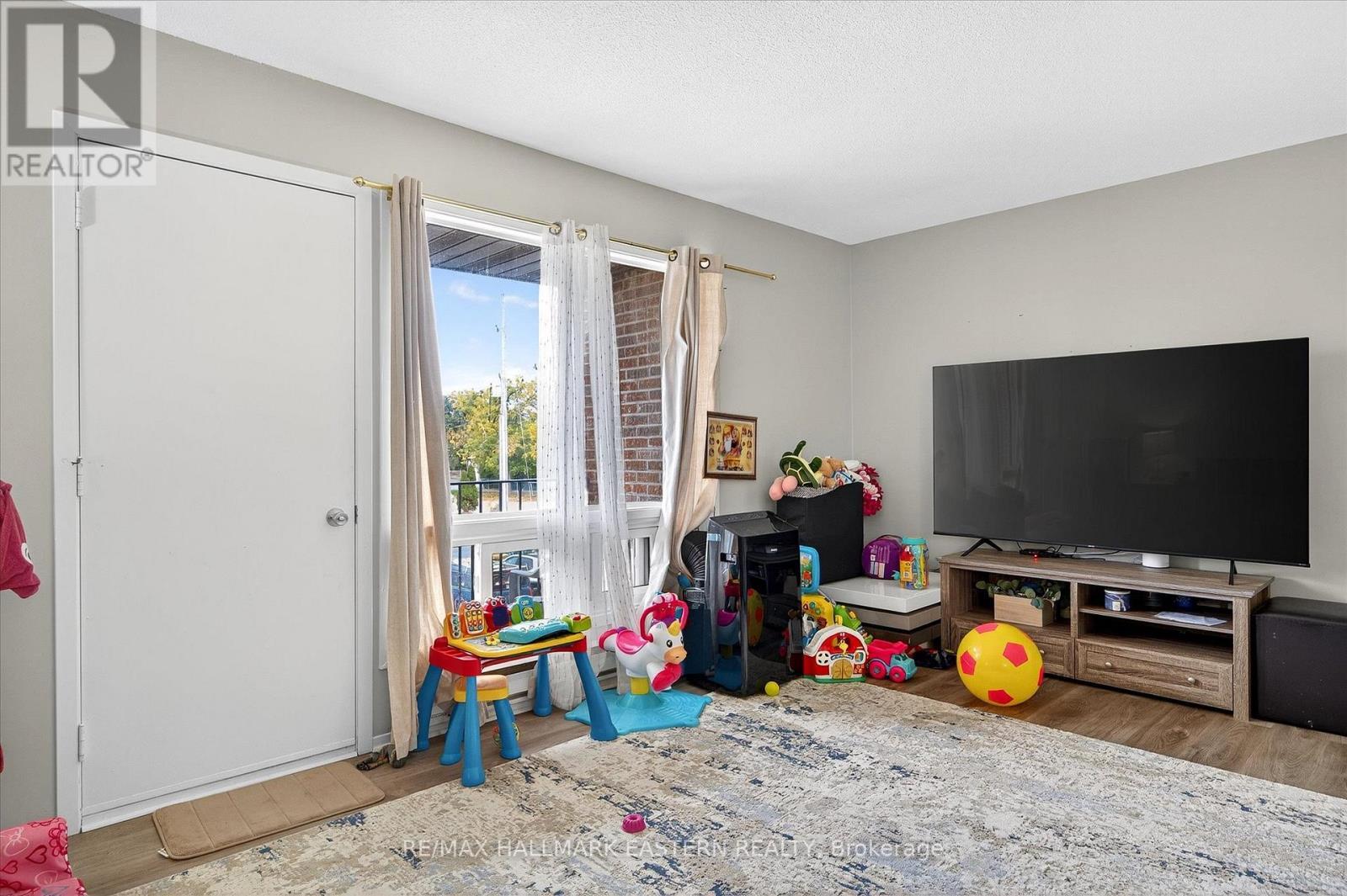 135 Lansdowne Street W, Peterborough (Otonabee Ward 1), ON - Indoor